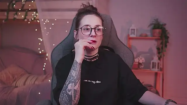 OliviaMcClean online show from January 13, 2026, 7:40 pm