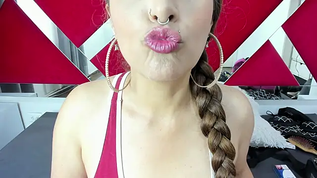 Snapshot of nicollewayne10 chatting on October 17, 2025, 9:16 pm nicollewayne10 online show from October 17, 2025, 9:16 pm