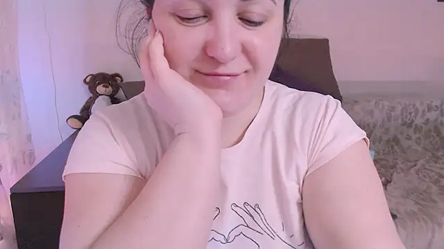 Snapshot of SoftLia chatting on February 15, 2025, 8:23 pm SoftLia online show from February 15, 2025, 8:23 pm