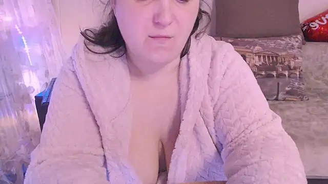 Snapshot of SoftLia chatting on March 3, 2025, 3:22 pm SoftLia online show from March 3, 2025, 3:22 pm