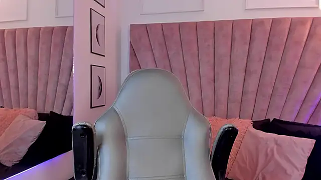 Snapshot of LunaSotto chatting on October 4, 2025, 7:59 pm LunaSotto online show from October 4, 2025, 7:59 pm