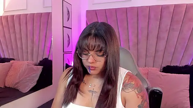 Snapshot of LunaSotto chatting on October 28, 2025, 8:52 pm LunaSotto online show from October 28, 2025, 8:52 pm