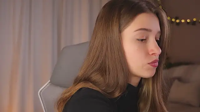 UdelaHathorne online show from October 12, 2025, 2:40 pm