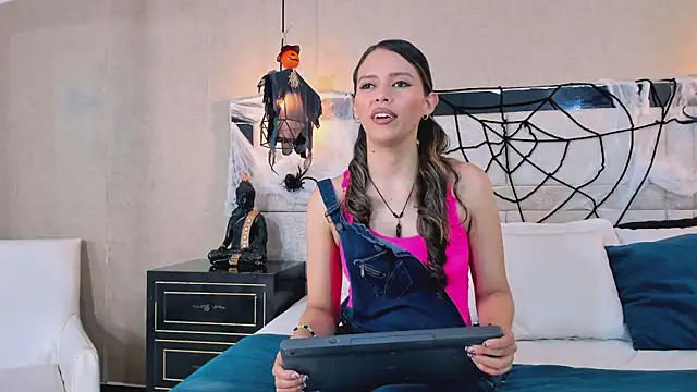 Snapshot of LiliJensen chatting on October 17, 2025, 7:59 pm LiliJensen online show from October 17, 2025, 7:59 pm