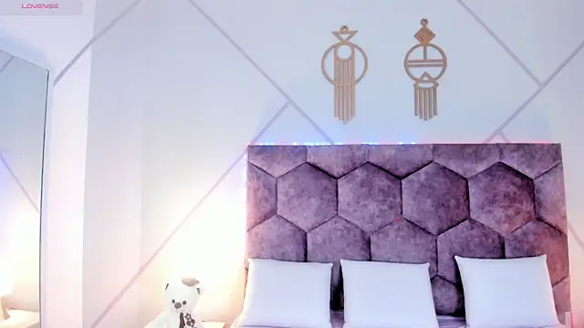 aurora collinss  online show from November 21, 2025, 12:26 pm