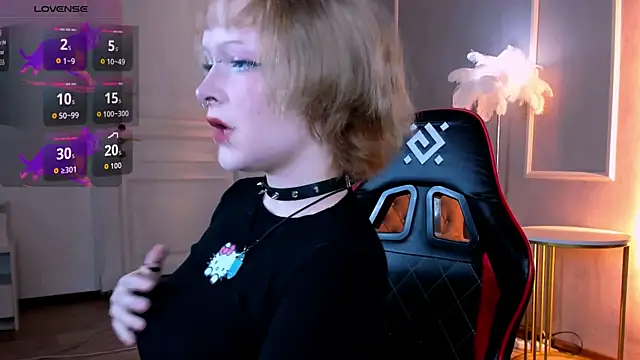 NicoleFlloret online show from October 9, 2025, 1:44 pm