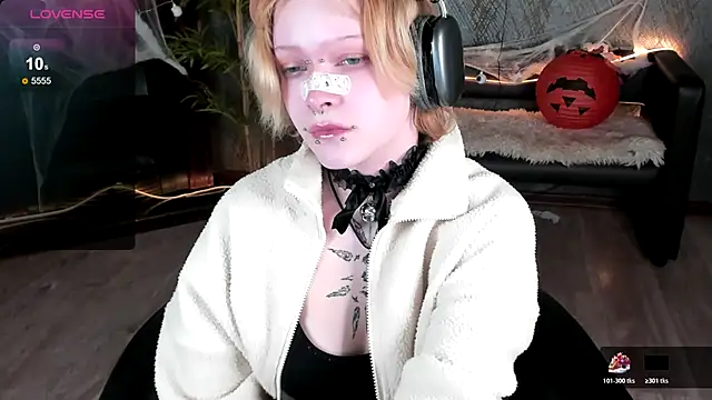 NicoleFlloret online show from October 28, 2025, 1:43 pm