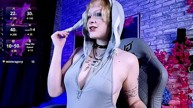 NicoleFlloret online show from October 10, 2025, 1:23 pm