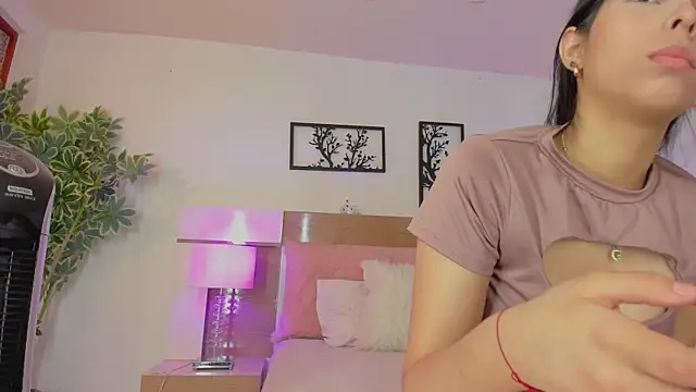 Snapshot of Olivia_pretty_ chatting on March 3, 2025, 1:34 pm Olivia pretty online show from March 3, 2025, 1:34 pm