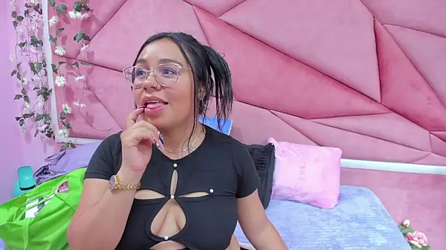 Snapshot of _Violeta_18 chatting on October 12, 2025, 3:35 pm Violeta 18 online show from October 12, 2025, 3:35 pm