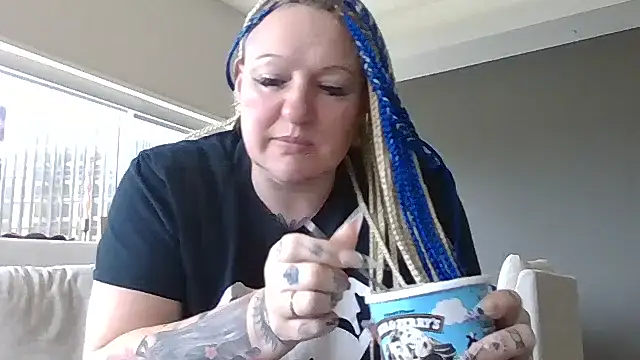Snapshot of livieblainn chatting on March 28, 2026, 6:42 pm livieblainn online show from March 28, 2026, 6:42 pm
