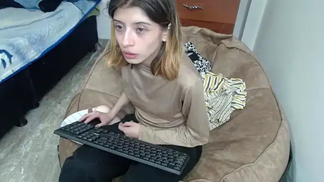 Snapshot of KratosAfroditacs chatting on October 17, 2025, 5:44 am KratosAfroditacs online show from October 17, 2025, 5:44 am