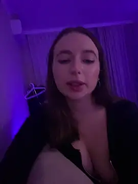 AlisaQSky online show from October 12, 2025, 5:25 pm