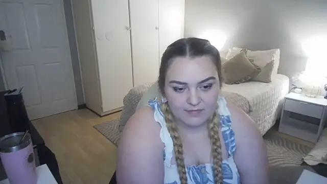 Snapshot of Neytjie chatting on November 17, 2025, 6:12 pm Neytjie online show from November 17, 2025, 6:12 pm