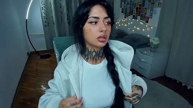 Snapshot of CharimgSabrina chatting on October 20, 2025, 6:26 am CharimgSabrina online show from October 20, 2025, 6:26 am