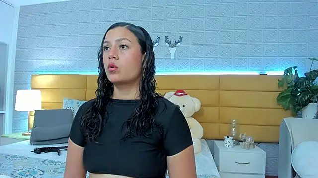 LeilaHiuston online show from December 5, 2025, 8:17 pm