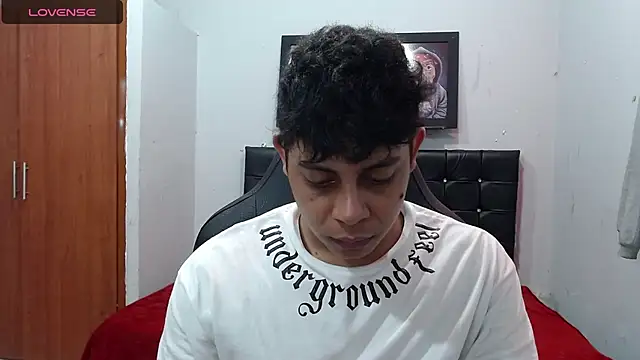 Alejandroo 22 online show from March 20, 2025, 6:31 pm