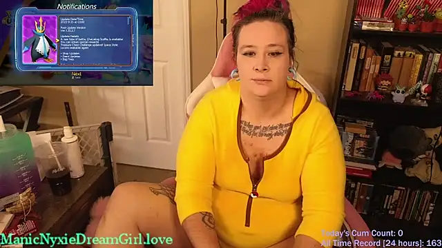 Snapshot of VioletNova chatting on October 5, 2025, 9:27 pm VioletNova online show from October 5, 2025, 9:27 pm