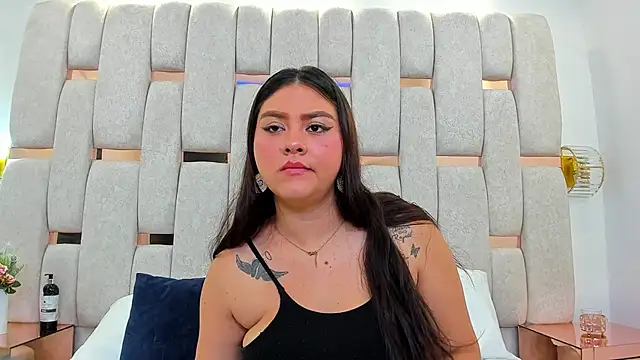 Mia Blumm  online show from March 20, 2025, 12:00 pm