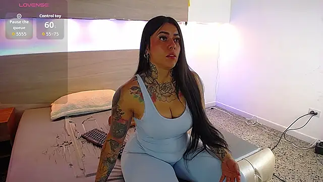 Snapshot of Cristal_Velle chatting on October 7, 2025, 12:28 pm Cristal Velle online show from October 7, 2025, 12:28 pm