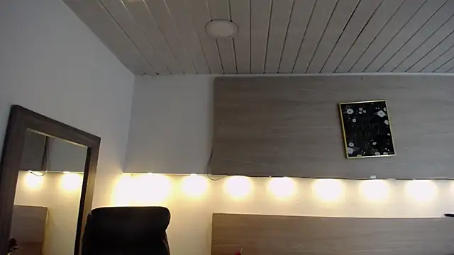 Snapshot of Cristal_Velle chatting on October 18, 2025, 12:29 pm Cristal Velle online show from October 18, 2025, 12:29 pm