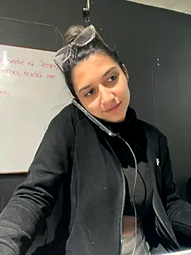 Isabella Varella online show from December 4, 2025, 12:15 pm