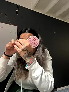 Isabella Varella online show from November 28, 2025, 1:00 pm