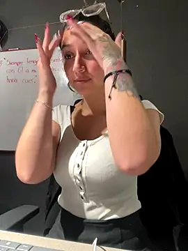 Isabella Varella online show from December 3, 2025, 12:26 pm