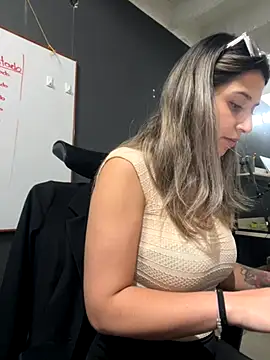 Isabella Varella online show from November 13, 2025, 12:42 pm