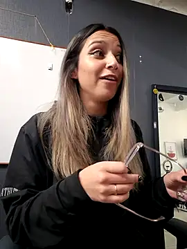 Isabella Varella online show from October 14, 2025, 2:28 pm