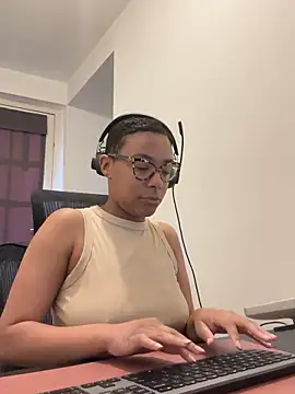 Melia Rayne online show from April 24, 2026, 9:33 am