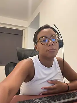 Snapshot of Melia_Rayne chatting on July 17, 2026, 2:25 pm Melia Rayne online show from July 17, 2026, 2:25 pm