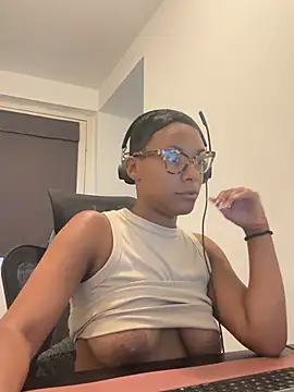 Snapshot of Melia_Rayne chatting on June 26, 2026, 10:43 am Melia Rayne online show from June 26, 2026, 10:43 am