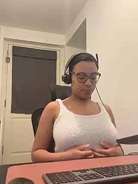 Snapshot of Melia_Rayne chatting on February 19, 2026, 11:29 am Melia Rayne online show from February 19, 2026, 11:29 am