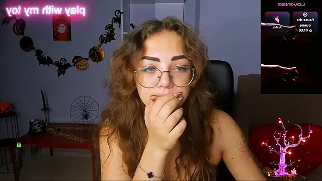 Snapshot of kiki_swan chatting on October 29, 2025, 7:40 am kiki swan online show from October 29, 2025, 7:40 am