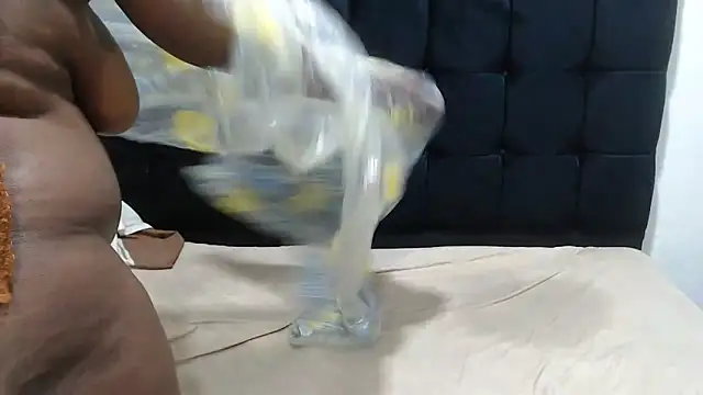 Snapshot of TaurusClitCake chatting on October 6, 2025, 9:59 pm TaurusClitCake online show from October 6, 2025, 9:59 pm