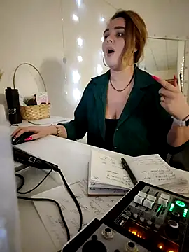 Juicy PeachLux online show from March 16, 2025, 2:55 pm