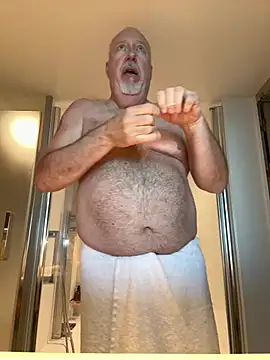 Snapshot of superbearboss chatting on February 2, 2026, 3:22 pm superbearboss online show from February 2, 2026, 3:22 pm