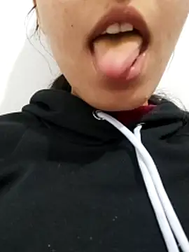 saraaxx1 online show from December 1, 2025, 11:55 am