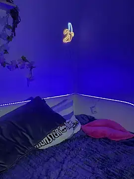 MiraLuccian online show from October 9, 2025, 8:42 pm