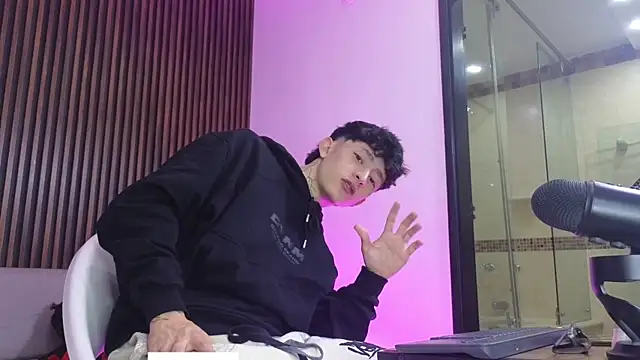 troy rouge online show from September 18, 2025, 7:39 pm