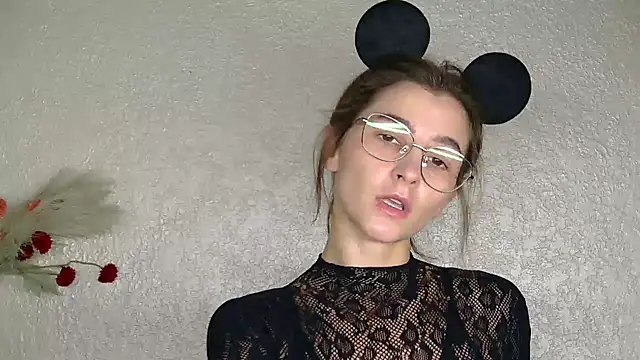 luna Gharming online show from September 23, 2025, 6:42 am