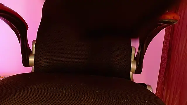 Small Hot19 online show from November 16, 2025, 9:14 am