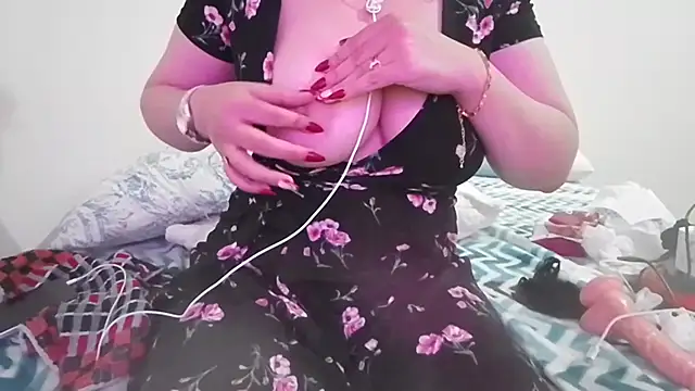 Snapshot of queen_belisima1 chatting on October 4, 2025, 1:40 am queen belisima1 online show from October 4, 2025, 1:40 am