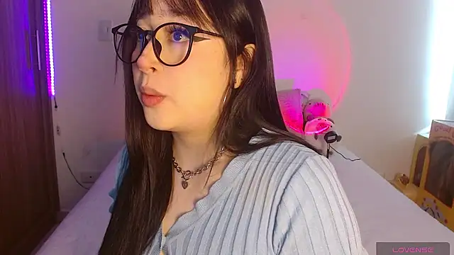 Oliviargf online show from June 24, 2026, 1:43 pm
