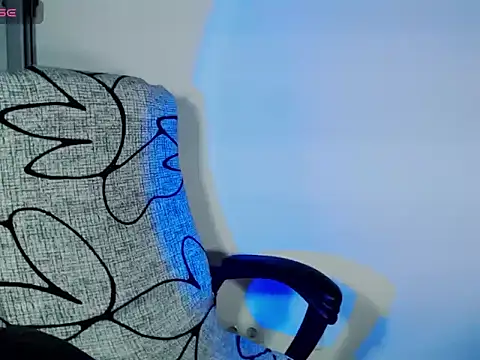 Snapshot of Hannah_Kiim chatting on September 17, 2025, 5:04 pm Hannah Kiim online show from September 17, 2025, 5:04 pm