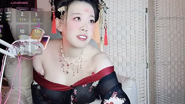 Snapshot of Cocobee chatting on October 21, 2025, 3:55 pm Cocobee online show from October 21, 2025, 3:55 pm