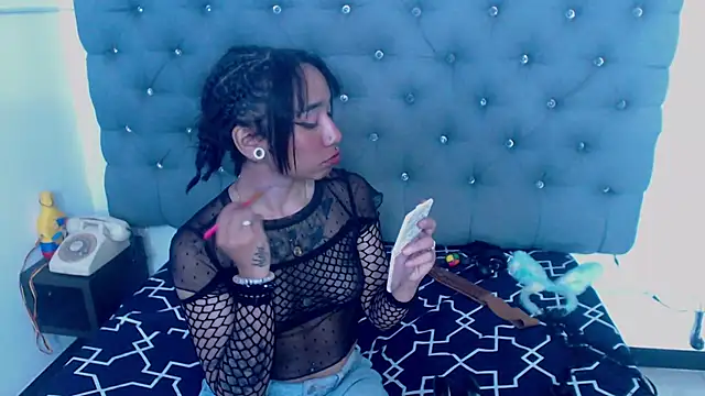 XxxReinaSexyBodyxxX777 online show from September 18, 2025, 8:01 pm