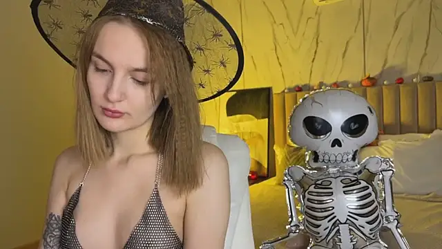 Snapshot of _Vikky_Moon_ chatting on October 28, 2025, 12:44 am Vikky Moon online show from October 28, 2025, 12:44 am