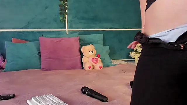 Snapshot of SunnyGlow chatting on October 28, 2025, 6:45 am SunnyGlow online show from October 28, 2025, 6:45 am